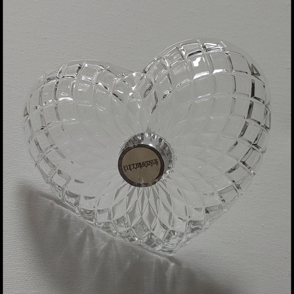 Fifth Avenue Large Crystal Heart Ring Holder - Picture 3 of 5